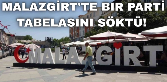 Malazgirt bir parti tabelasını indirdi! Eski başkandan duygusal veda