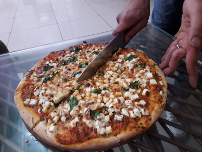 Malazgirt’in otlu peynirinden yapılan pizzaya yoğun ilgi