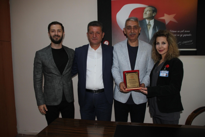 Malazgirt’in Sırrı Abisi 25 yıllık görevine gözyaşlarıyla veda etti