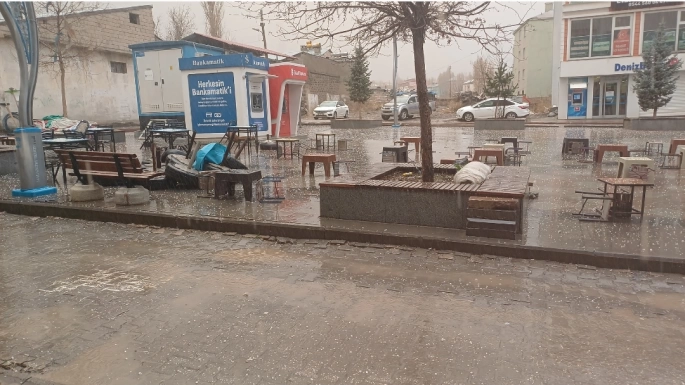 Malazgirt'te yağmur ve dolu hayatı olumsuz etkiledi