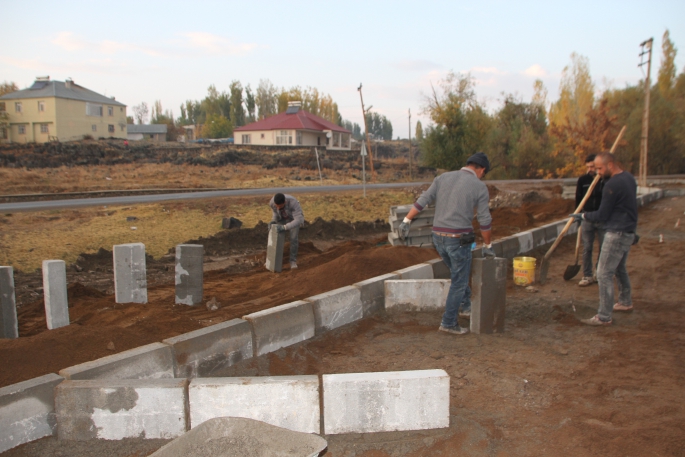 Malazgirt'te Yol Yapım Çalışması Devam Ediyor