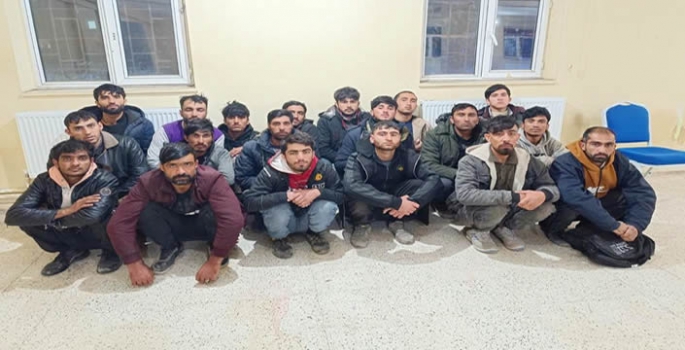 Metruk binada 19 düzensiz göçmen yakalandı