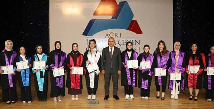 Mezuniyet coşkusunun yaşandığı AİÇÜ'de başarılı sporcular ödüllendirildi