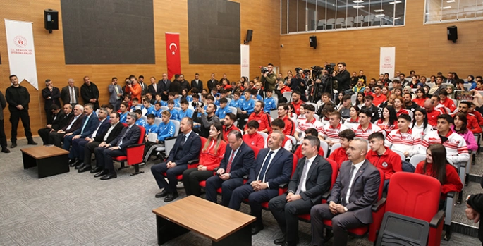 Milli Eğitim Bakanı Yusuf Tekin, Erzurum'da sporcularla bayramlaştı