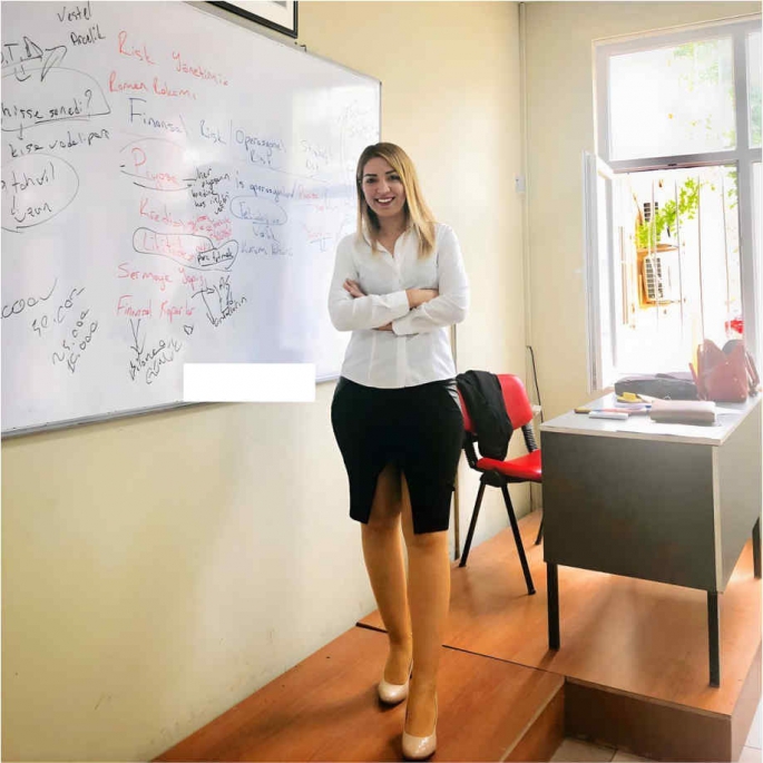 Mini etekli KPSS öğretmeni sosyal medyayı karıştırdı! 