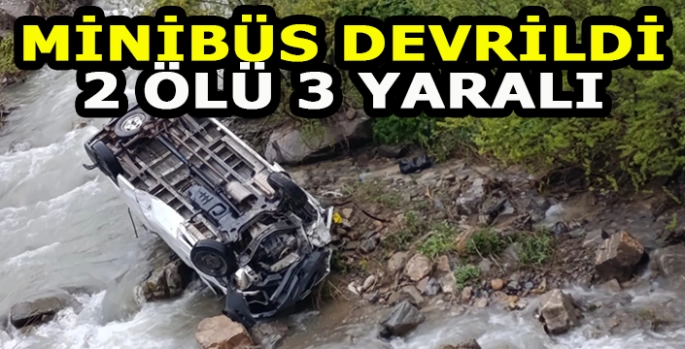 Minibüsün devrilmesi sonucu 2 kişi öldü 3 kişi yaralandı