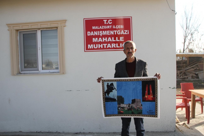 Muhtar Caminin İnşaatını Bitirmek İçin Süs Halısı Satıyor