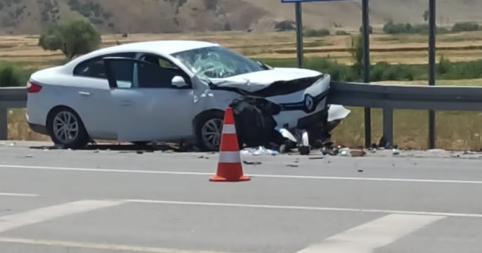 Muş Altınova belde girişinde 2 araç çarpıştı