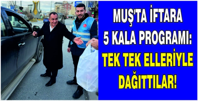 Muş’ta İftara 5 Kala Programı: Tek tek elleriyle dağıttılar!