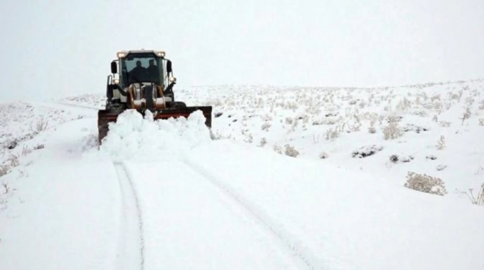 Muş'ta ulaşıma kar engeli: Kapanan Muş-Kulp-Diyarbakır yolunu açma çalışmaları sürüyor