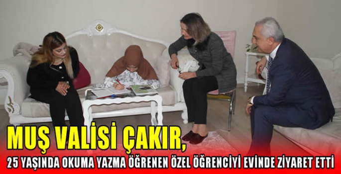 Muş Valisi Çakır, 25 yaşında okuma yazma öğrenen özel öğrenciyi evinde ziyaret etti 