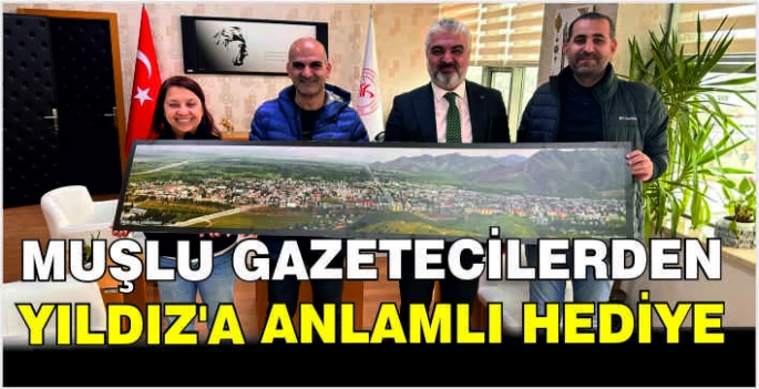 Muşlu gazetecilerden Yıldız’a anlamlı hediye