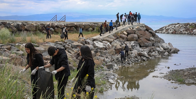 Öğrenciler Van Gölü sahilinde temizlik yaptı