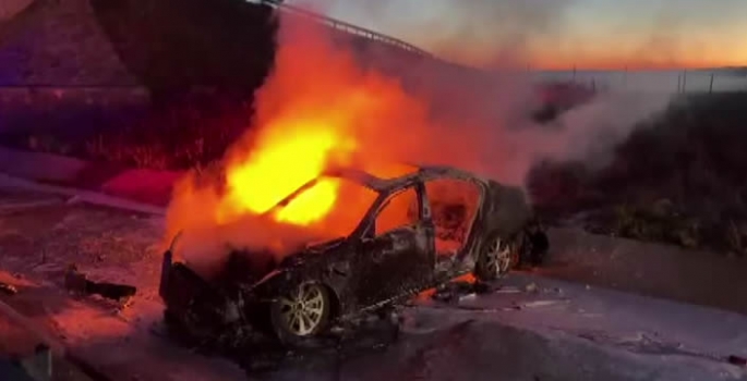  Otomobil devrildi alev topuna döndü: 6 kişi yaralandı