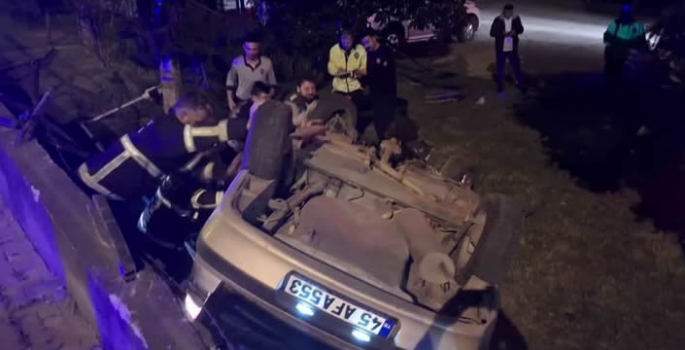 Otomobil duvara çarparak tarlaya devrildi! Biri ağır iki kişi yaralandı