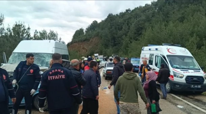 Otomobil ile minibüs çarpıştı: Aynı aileden 5 ölü