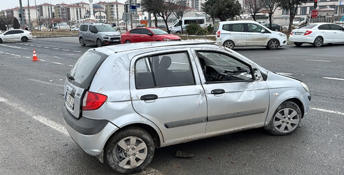 Otomobil ile panelvanın çarpıştığı kazada 3 kişi yaralandı