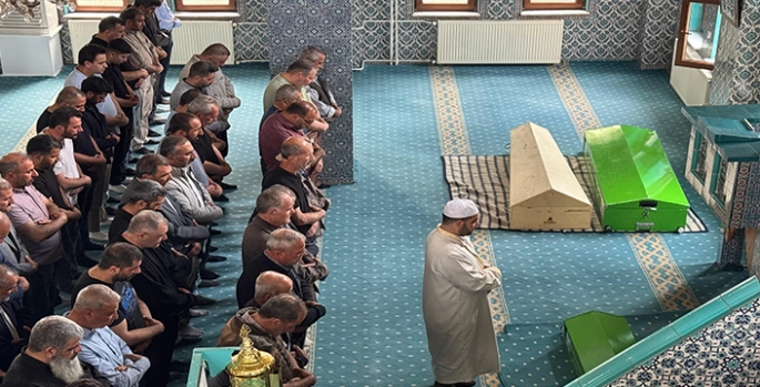 Otomobilin dereye yuvarlandığı kazada ölen baba, anne ve çocuğu Van'da defnedildi