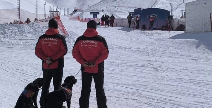 Palandöken'de çığ bölgesinde kayak yapan ve kask takmayanlara ceza kesildi