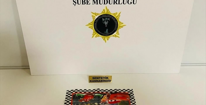 Peçeteye emdirilmiş sentetik uyuşturucuyla yakalanan zanlı tutuklandı