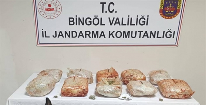 Salça kovaları ve patates çuvallarında 10 kilogram esrar bulundu