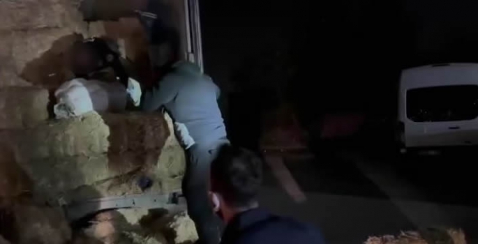 Samanların arasına gizlenmiş kilogramlarca uyuşturucu ele geçirildi!