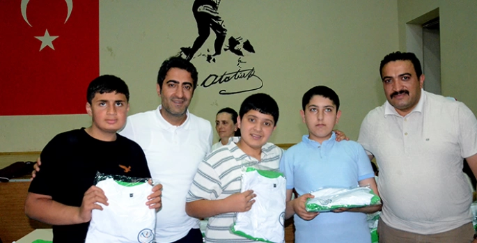 Sarıkamış Belediyesinden sporculara forma desteği