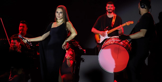 Şarkıcı Ebru Yaşar Van'da konser verdi