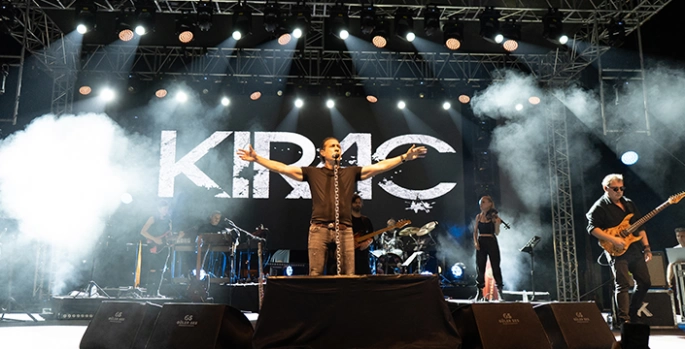 Şarkıcı Kıraç Bitlis'te konser verdi