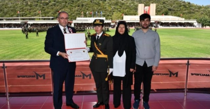 Şehit Şehit Ömer Halisdemir'in kızı teğmen oldu