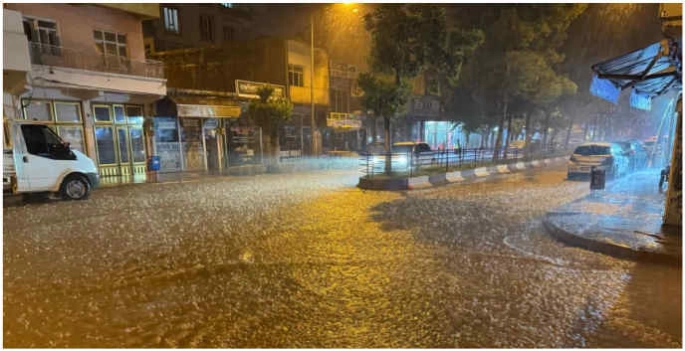 Siirt'te sağanak: Cadde ve sokakları su bastı