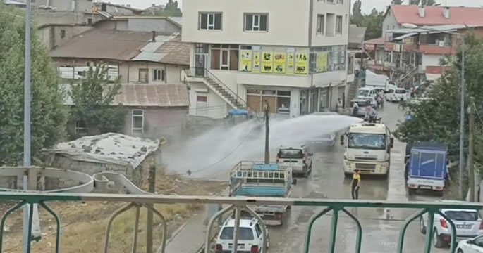 Sosyal medya bunu konuşuyor! Hasköy’de sıcak havalara ilginç çözüm