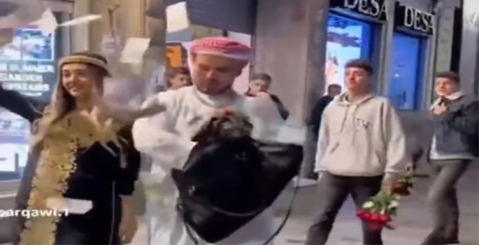 Taksim'de Arap kıyafetli kadın ve erkek bir çanta dolusu parayı yerlere saçtı