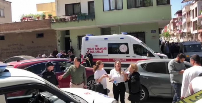Tartıştığı anne ve oğlunu bıçaklayarak öldüren kişi polise teslim oldu