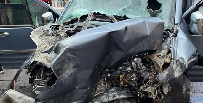 Tatvan'da kamyonetle çarpışan hafif ticari araçtaki 2 kişi yaralandı