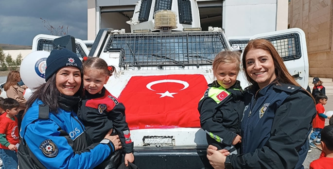 Tatvan’da minik öğrenciler polisleri ziyaret etti