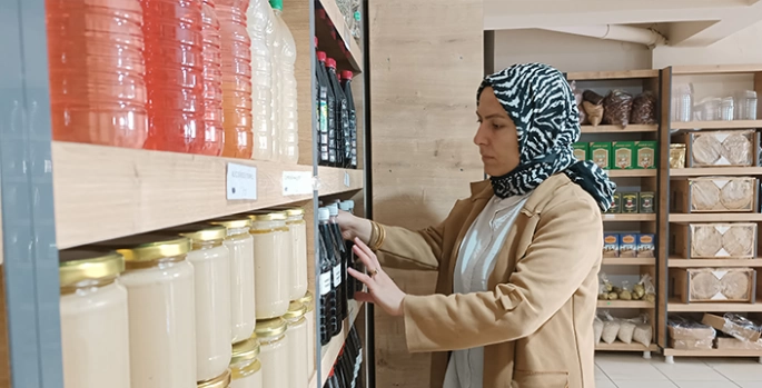 Tatvanlı kadın girişimci yöresel ürünler satarak geçimini sağlıyor