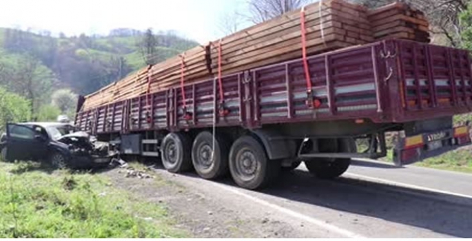 Tırdan ayrılan dorsenin çarptığı otomobilin sürücüsü yaralandı