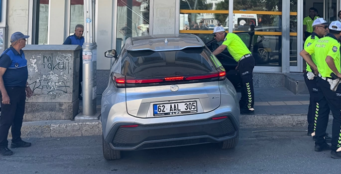 Tunceli'de banka şubesi önünde oturan güvenlik görevlisine otomobil çarptı