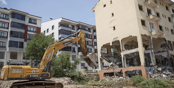 Tunceli'de depreme karşı risk taşıyan binaların yıkımı sürüyor