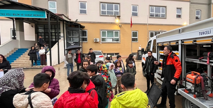 Tunceli'de öğrenciler, AFAD'ın eğitimleriyle afetlere karşı bilinçlendiriliyor