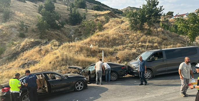 Tunceli'de üç otomobilin karıştığı zincirleme kazada 5 kişi yaralandı