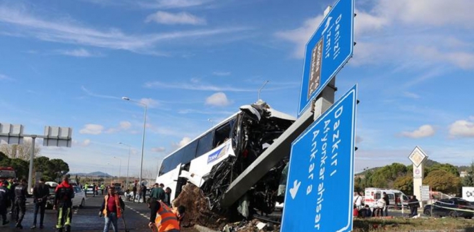 Turist otobüsü otomobille çarpıştı: 2 ölü, 28 yaralı