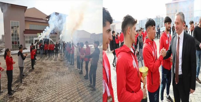 Türkiye şampiyonu atlet öğrenciler, meşalelerle karşılandı