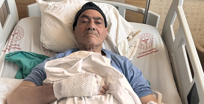 Üzerine kaynar su dolu çaydanlık devrilen yaşlı adam yaralandı