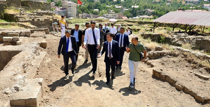 Vali Karakaya Bitlis'te kültürel mirasların değerlendirilmesine yönelik toplantıya katıldı