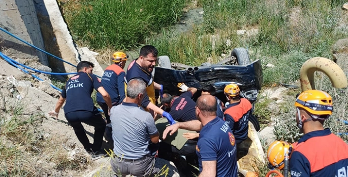 Van'da araçla çarpıştıktan sonra kanala düşen otomobildeki 5 kişi yaralandı