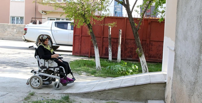 Van'da belediye ekibi engelli kadının hayatını kolaylaştırmak için evine rampa yaptırdı