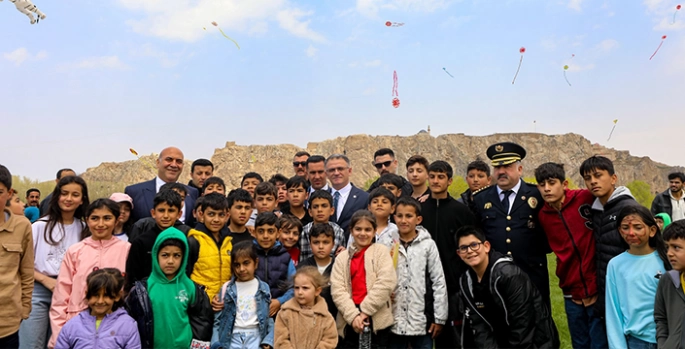 Van'da çocuklar uçurtmalarıyla gökyüzünü renklendirdi
