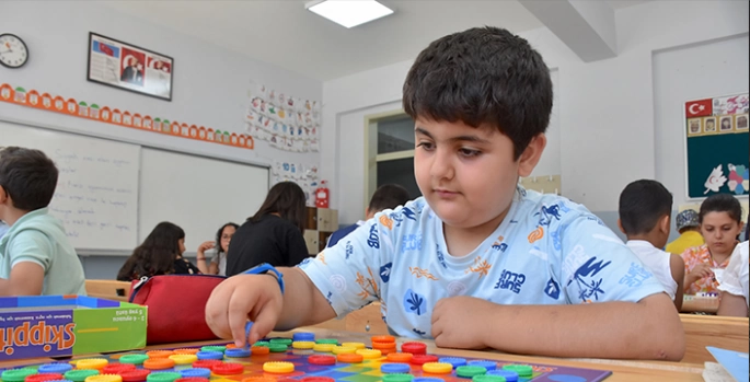 Van'da çocuklar yaz tatilini okullardaki etkinliklerle değerlendiriyor